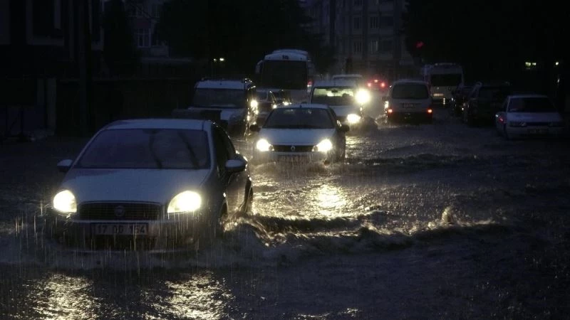 Çanakkale’de hava bir anda karardı, sokakları göle döndü
