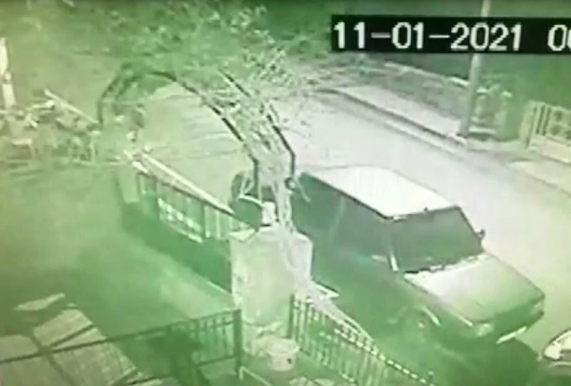 Demir kapının üzerinden atlayıp evden ayrılan alzheimer hastası yaşlı adam dağlık alanda bulundu
