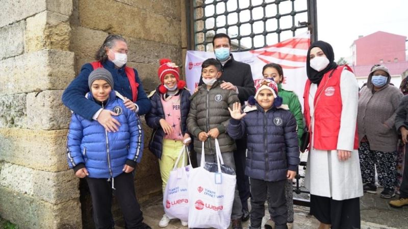 Edirne’deki çocuklara kışlık kıyafet hediye edildi
