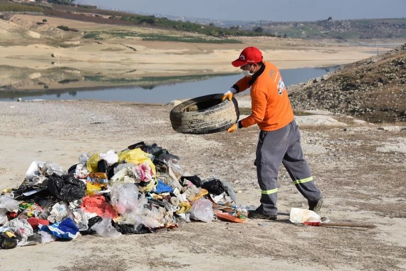 Berdan Barajı’nda sular çekildi, atıklar gün yüzüne çıktı
