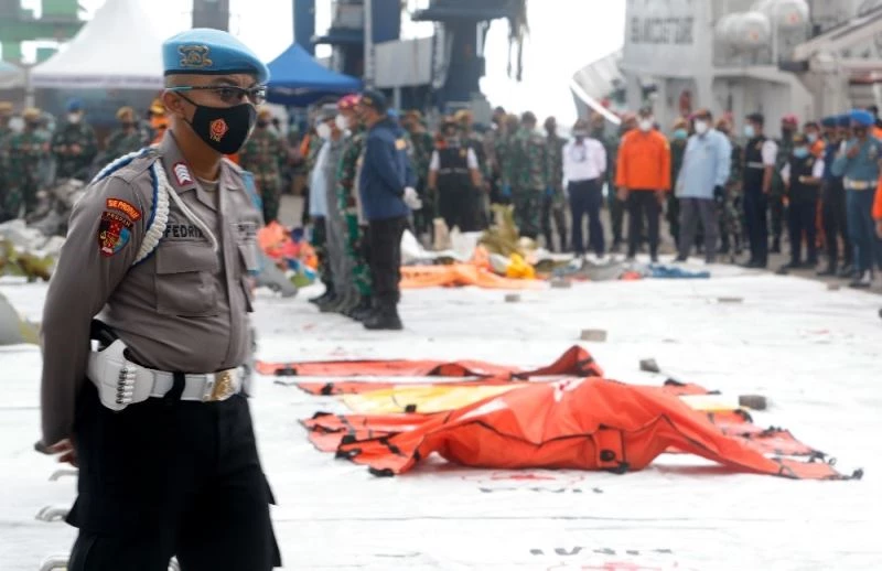 Endonezya’da düşen yolcu uçağının su altındaki enkazının yeni görüntüleri
