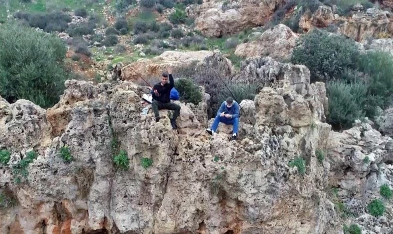 30 metrelik uçurumun kenarında tehlikeli balık avı
