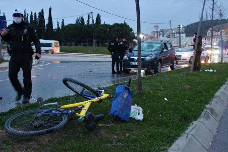 Kendisini sollayan araca çarpmamaya çalışırken bisikletliye çarptı
