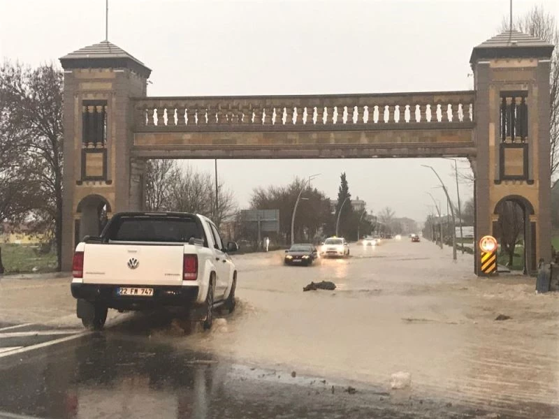 İpsala ve Enez’de sağanak yağış sele dönüştü
