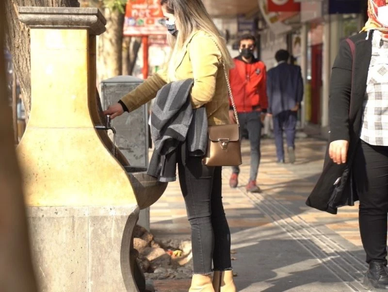 Açık bırakılan çeşme musluğunu kapatanlara gül
