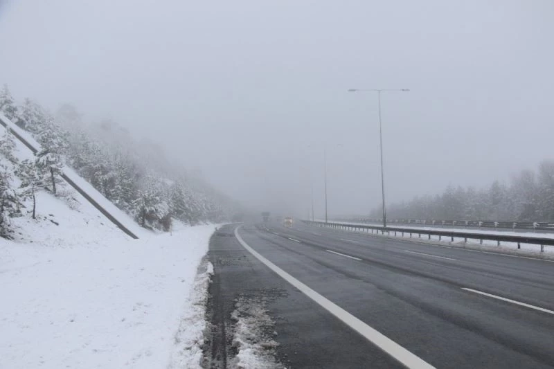 Ankara-İstanbul otobanında yoğun kar yağışı
