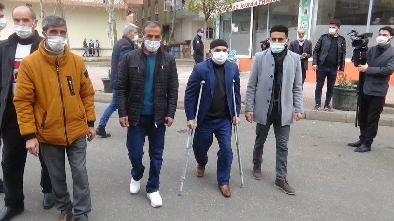 Evlatları PKK tarafından dağa kaçırılan iki aile daha HDP önüne gelerek eyleme katıldı
