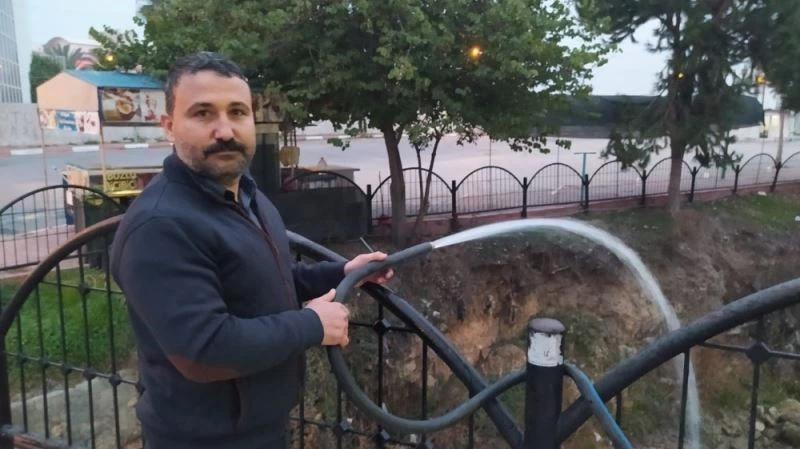 Balıklar ölmesin diye hortumla su veriyor
