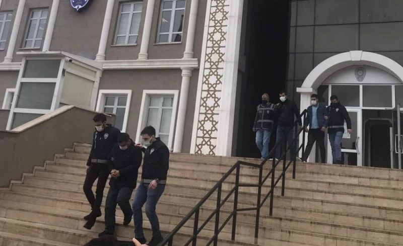 Vatandaşın 2 bin 400 lirasını çalan kapkaççılar yakalandı
