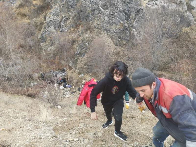 Amasya’da otomobil yamaçtan devrildi: 4 yaralıyı vatandaşlar çıkardı
