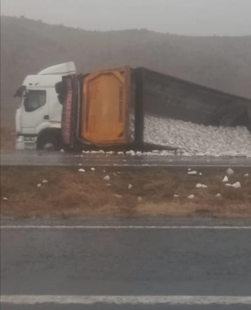 Direksiyon hakimiyeti kaybolan tır yan yattı
