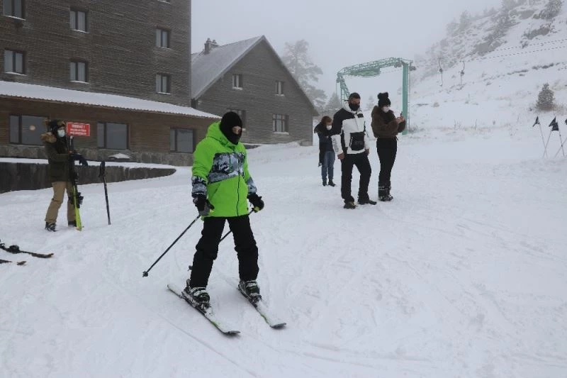 Kartalkaya’da kar yağışı pistleri doldurdu
