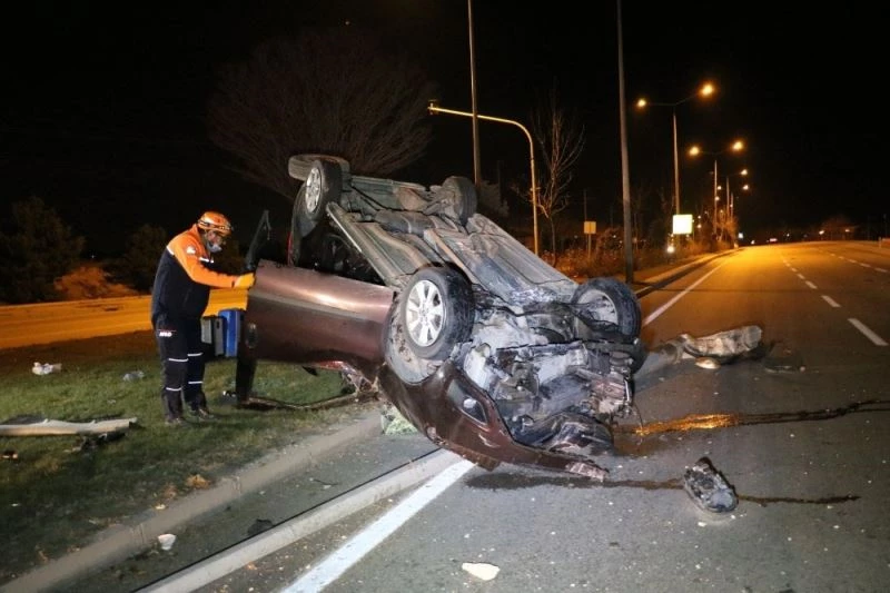Aydınlatma direğini devirerek takla atan araçta 3 kişi yaralandı
