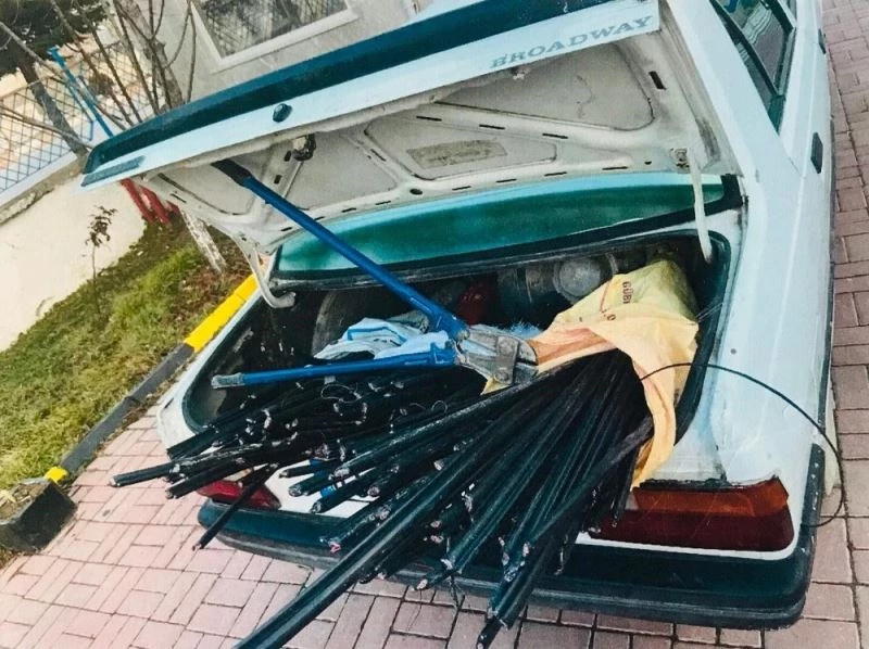 Otomobillerinde 230 metre uzunluğunda çalıntı telefon kablolarıyla yakalandılar
