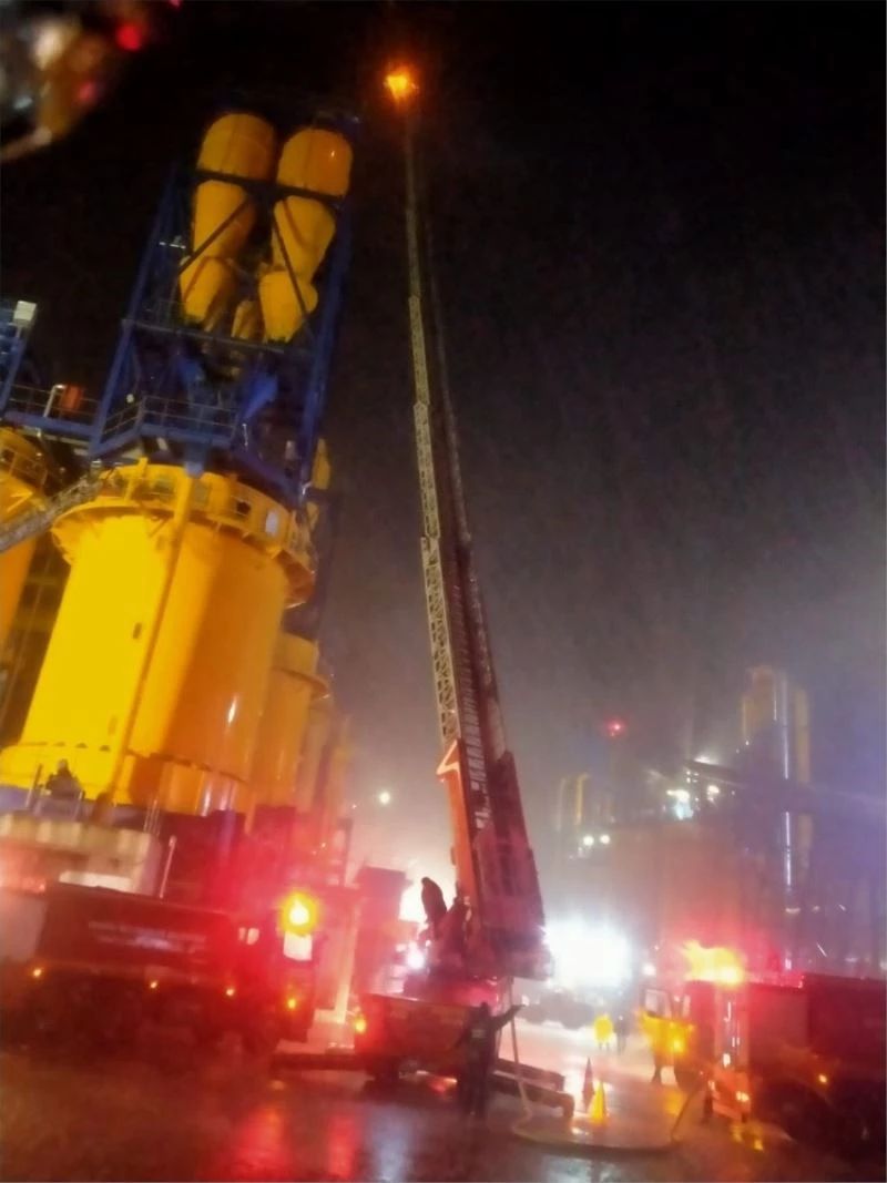 Zor koşullarda fabrika yangınına anında müdahale
