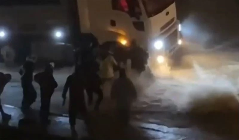 Selde sürüklenen kadının kurtarılma anı kamerada
