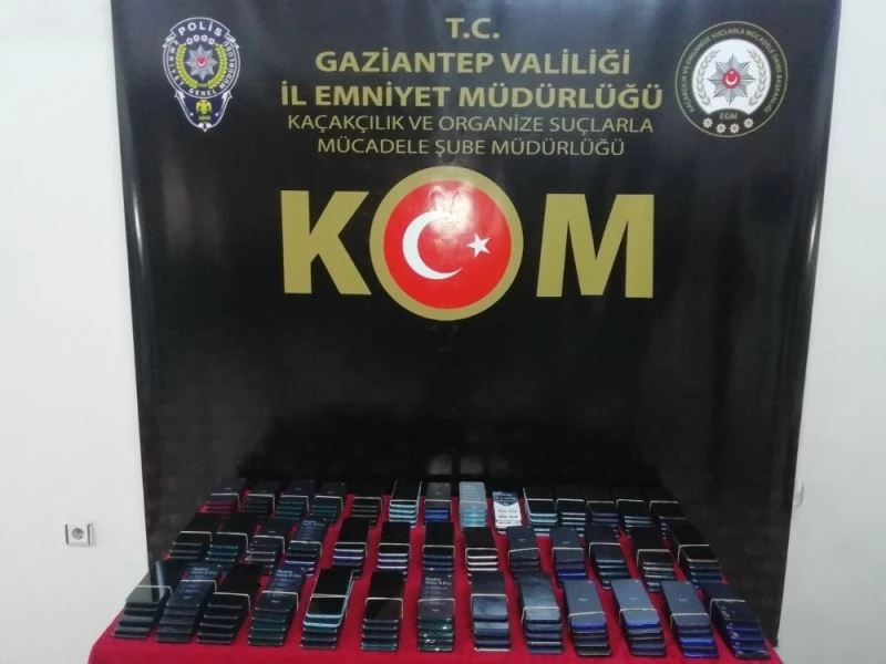 Aracın gizli bölmesinde kaçak telefonu yakalandı
