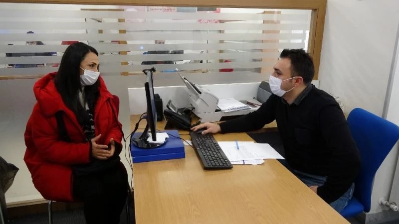 Gazeteci, ATM’de unutulan parayı bankaya teslim etti
