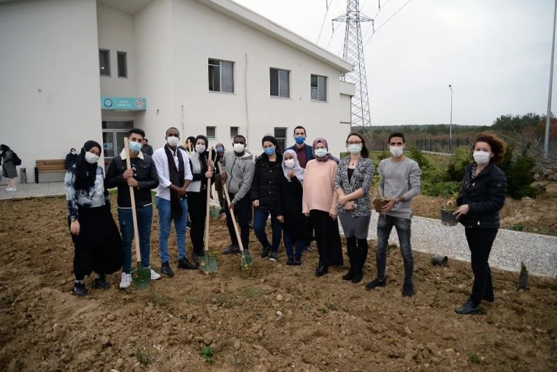 Öğrencilerin ‘misafirliği’ fidanlarla ölümsüzleştirildi
