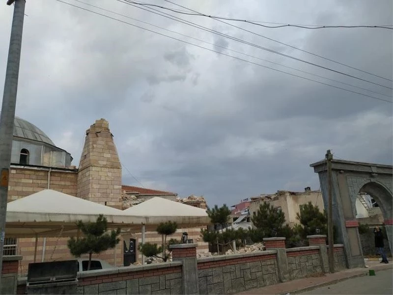 Cami minaresi şiddetli rüzgardan yıkıldı
