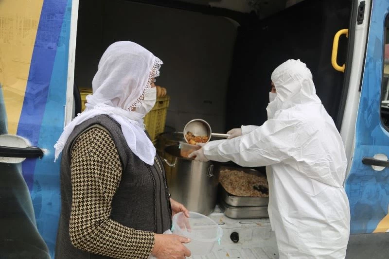 Yüreğir’de her gün 2 bin 511 aileye sıcak yemek
