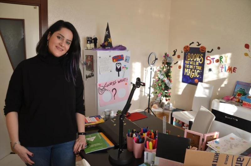 Dersliğe çevirdiği evinden yaptığı yayınlarla öğrencilere yabancı dili sevdiriyor