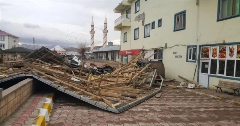 Otlukbeli’de 20’e yakın evin çatısı fırtınadan zarar gördü
