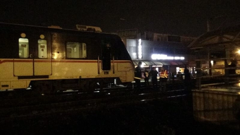 Raylardan yolun karşısına geçmek isterken trenin altında kaldı
