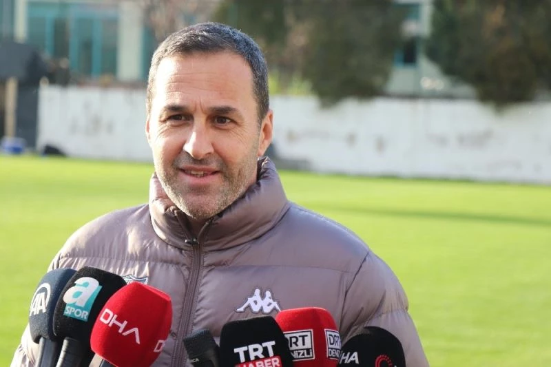 Yalçın Koşukavak, “12 oyuncu ile lig oynuyoruz”
