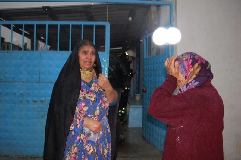 Mahalleli sokağa döküldü, evlerinin yanışına hüngür hüngür ağladılar
