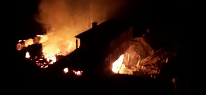Trabzon’un Araklı ilçesi Taşgeçit mahallesinde yangın

