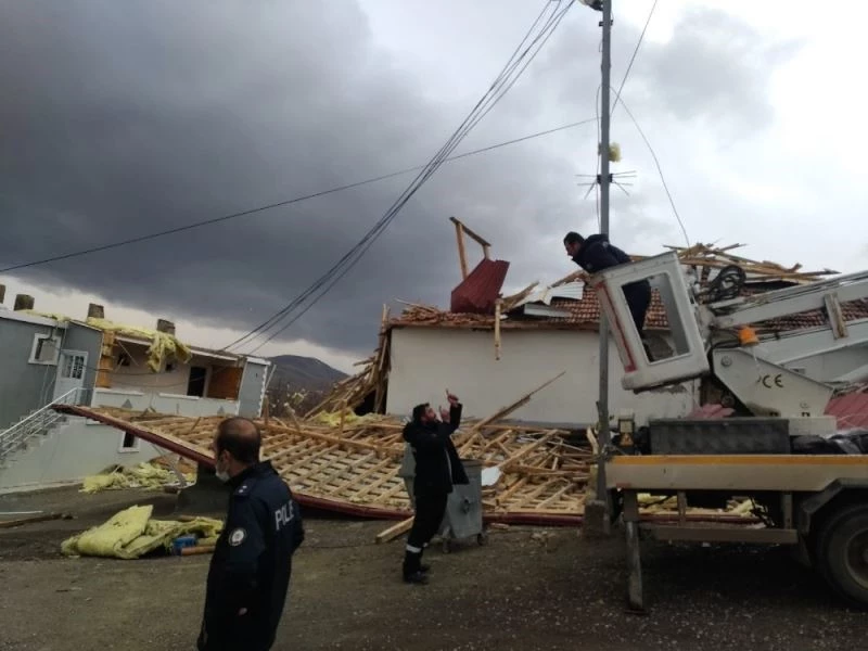 Otlukbeli’de fırtına çatıları uçurdu
