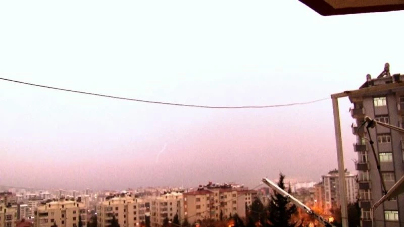 Kahramanmaraş’ta şimşekler geceyi gündüze çevirdi
