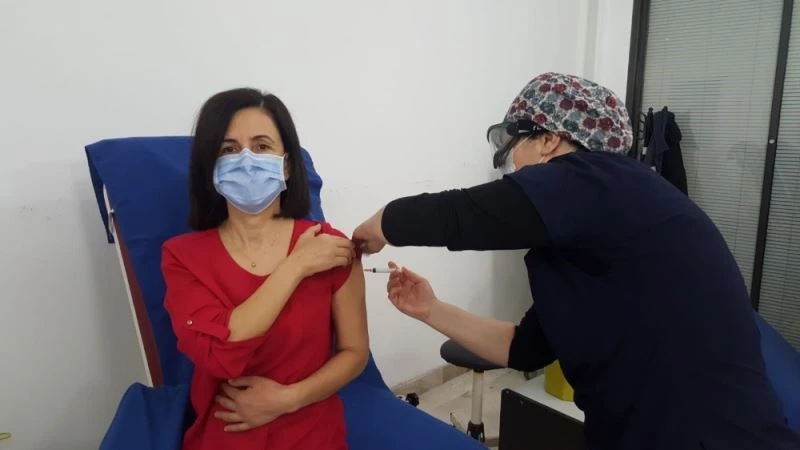 İlk aşıyı Başhekim Özdolap oldu
