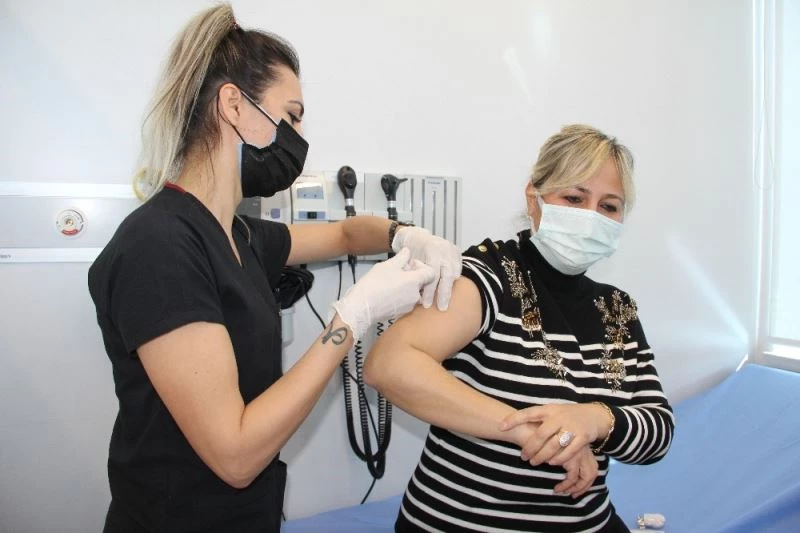 Mersin’de sağlık çalışanları aşılanmaya başlandı
