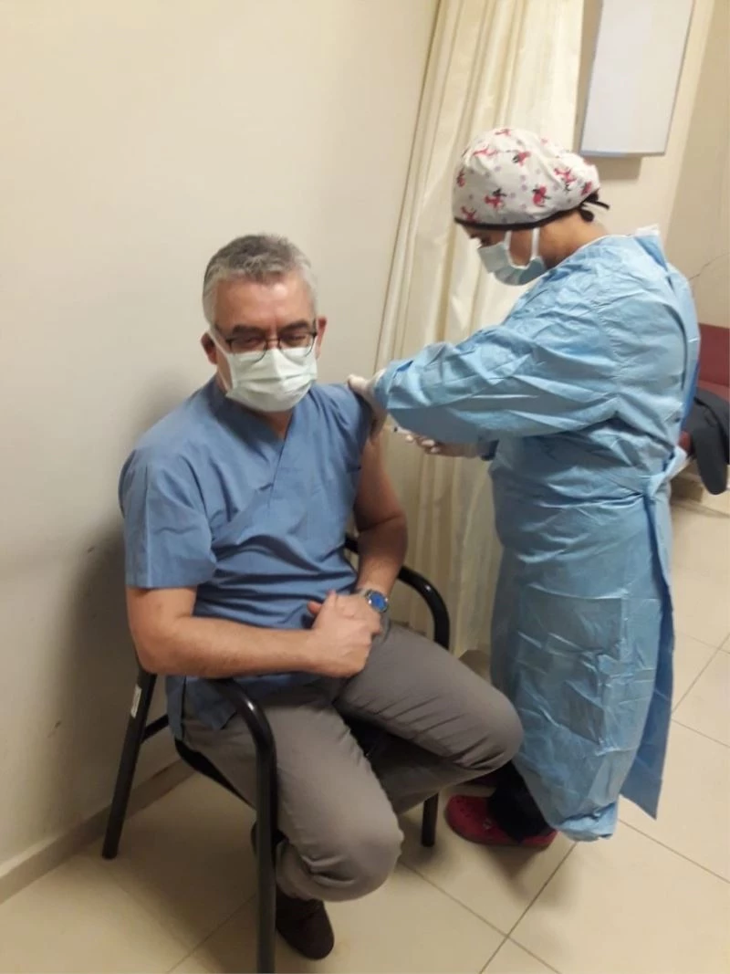 Gönen’de ilk aşı Başhekim Atıcı’ya yapıldı
