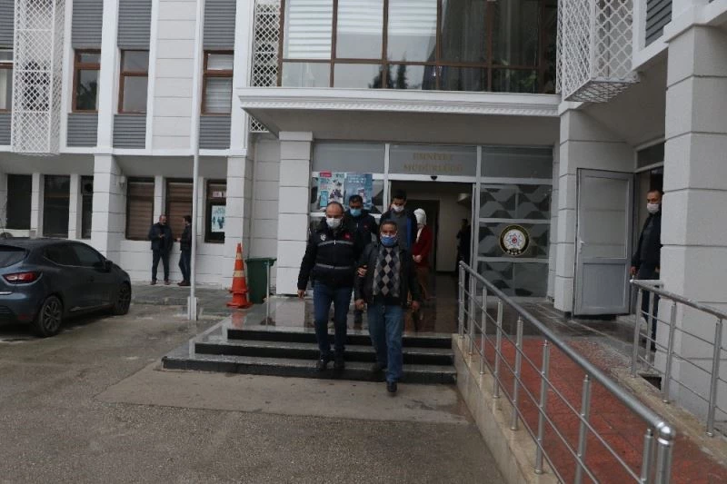 Film gibi dolandırıcılık, iki ailenin aynı kızı istemeye gelmesiyle ortaya çıktı
