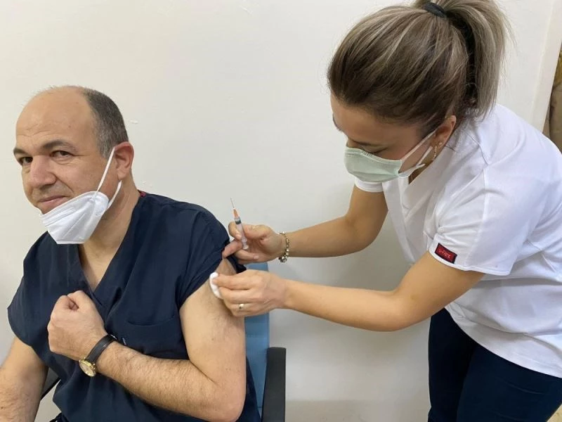 Akhisar’da sağlık personelinin aşılanması başladı
