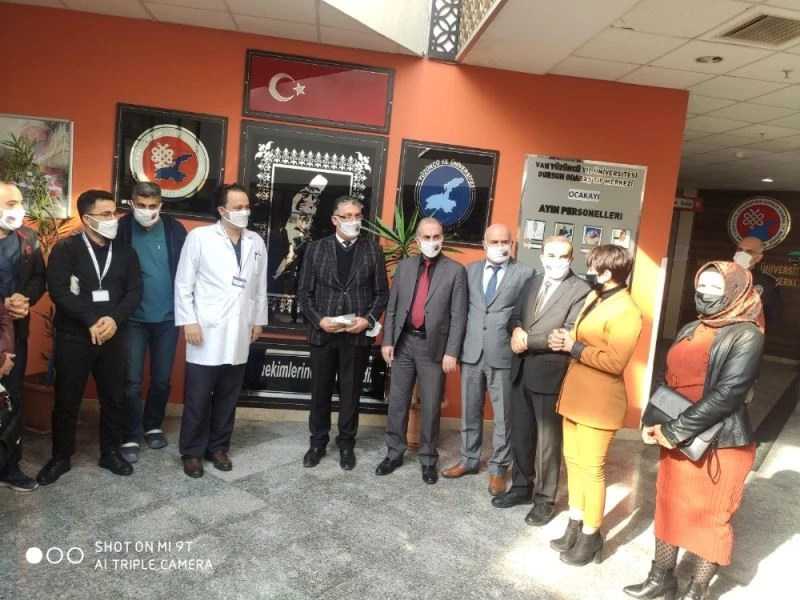 Tuşba Maske Üretim Merkezinden YYÜ’ye maske desteği
