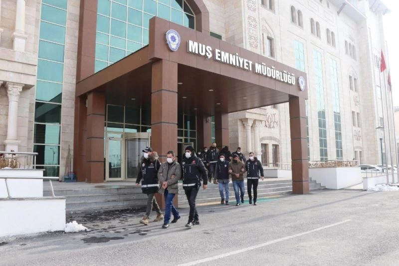 Ehliyet sınavı için kopya düzeneği hazırlayan çete çökertildi
