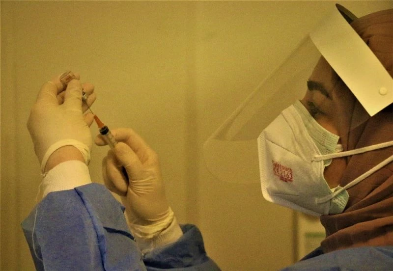 Pandemi sürecinin kahramanları ilk aşılarını oldu
