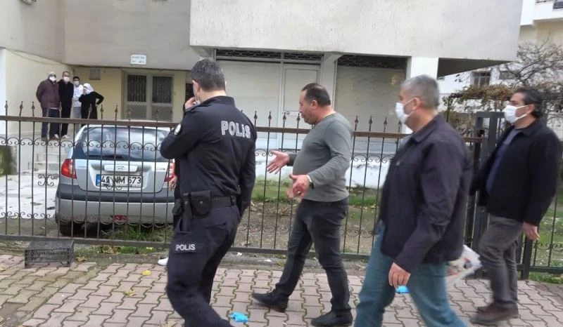 Kızını rehin alan damadını, elinden aldığı bıçakla boynundan ve başından yaraladı
