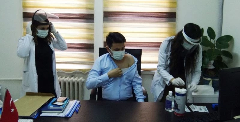 Silvan’da sağlık çalışanlarının aşılanmasına başlandı
