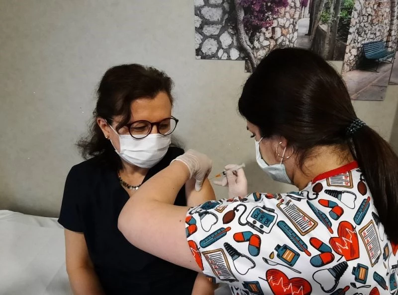 Denizki Tekden Hastanesi’nde hekimler ve sağlık çalışanları aşılarını oldu
