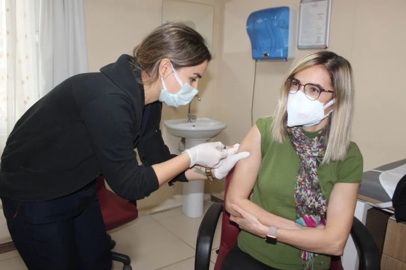 Salihli’de ilk aşı başhekim yardımcısına yapıldı
