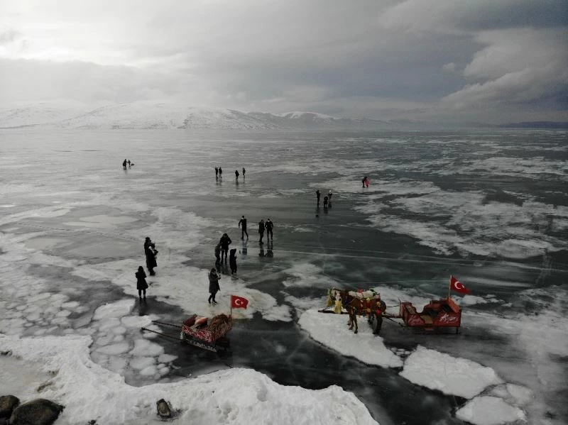 Çıldır Gölü’nde buzlarla vals
