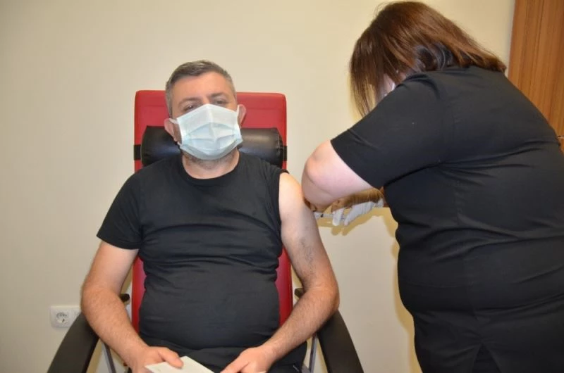 İlk aşıları sağlık çalışanları oldu
