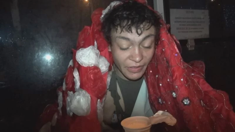 Yeni yıla bank üstünde yatarak girmişti
