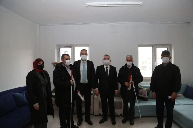 Niğde’de Vali ve Başkan, Görme Engelliler Derneğini ziyaret etti
