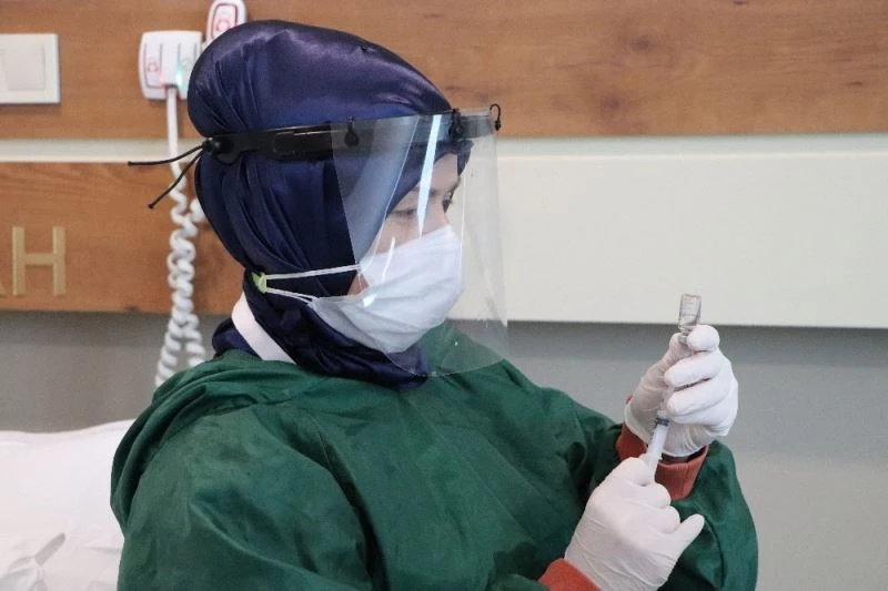 Aşı olan Başhekim Korur: 